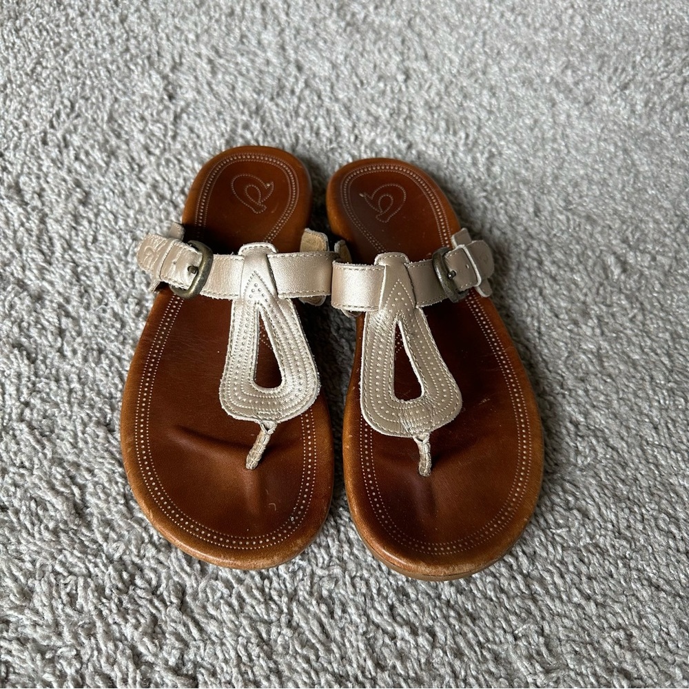 OluKai Lanakia Sandals Gold size 9